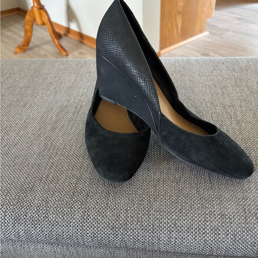 Tahari Black Textured Heels